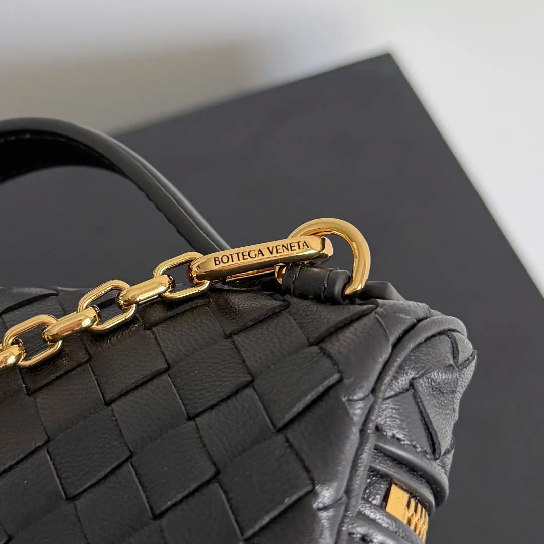 Batch 1480 BOTTEGA VENETA2025 new women's small Soft Vanity cosmetic bag, using the classic Intrecciato weaving technique, inheriting the classics, the ring buckle design 😎 The light metal chain gives you a high-end sense of matching, the chain is removable, and it can be used as a handbag ~ An elegant small bag that is perfect for participating in events. The overall body of the bag is as soft as marshmallow and can be easily kneaded, showing the strong toughness and high-end feel of the leather. The touch of sheepskin is so amazing. It is so healing when pinched! I have absolutely no resistance to small bags! ! ! Style number: 843800 Color: black Size: 19*14*3cm